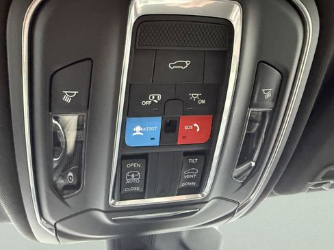Used 2024 Jeep Grand Cherokee Altitude image 30