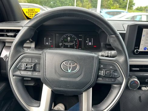 Used 2025 Toyota 4Runner SR5 AWD/4WD image 12