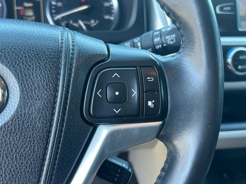 Used 2014 Toyota Highlander XLE AWD/4WD image 19