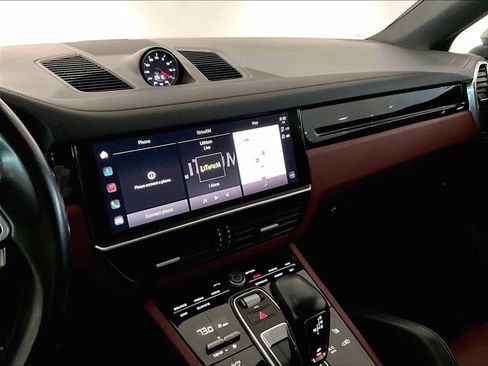 Used 2022 Porsche Cayenne S image 19
