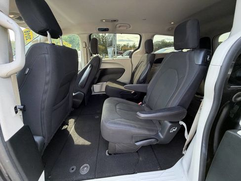 Used 2018 Chrysler Pacifica Touring Plus FWD image 13
