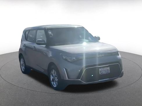 Used 2025 Kia Soul LX w/ LX Technology Package image 2