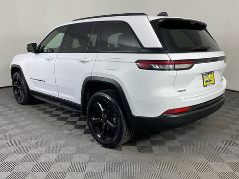 Used 2024 Jeep Grand Cherokee Limited w/ Luxury Tech Group II AWD/4WD image 18