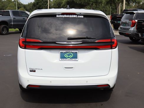 Used 2023 Chrysler Pacifica Touring-L FWD image 8