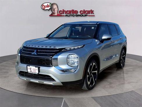Used 2023 Mitsubishi Outlander SE image 1