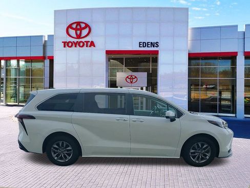 Used 2022 Toyota Sienna LE image 2