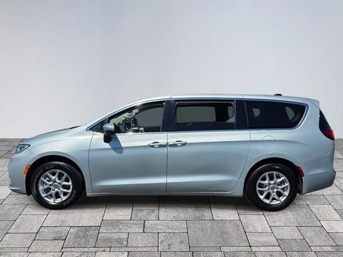Used 2023 Chrysler Pacifica Touring-L FWD image 4