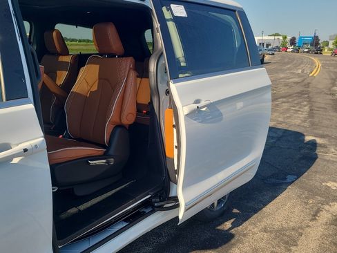 New 2026 Chrysler Pacifica Pinnacle w/ Trailer Tow Group AWD/4WD image 36