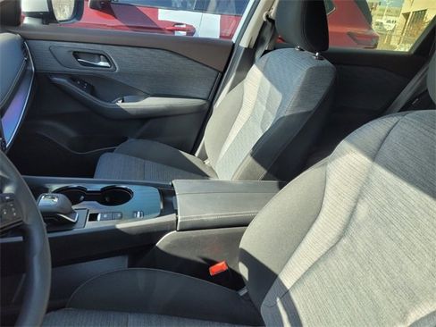 Used 2023 Nissan Rogue SV image 4