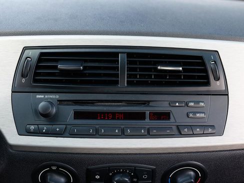 Used 2005 BMW Z4 2.5i image 26