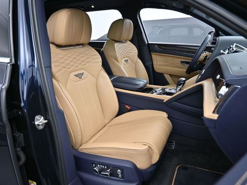 Used 2023 Bentley Bentayga Extended Wheelbase image 35