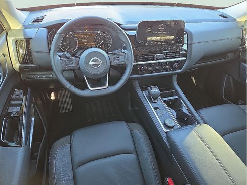 Used 2025 Nissan Pathfinder SL image 12