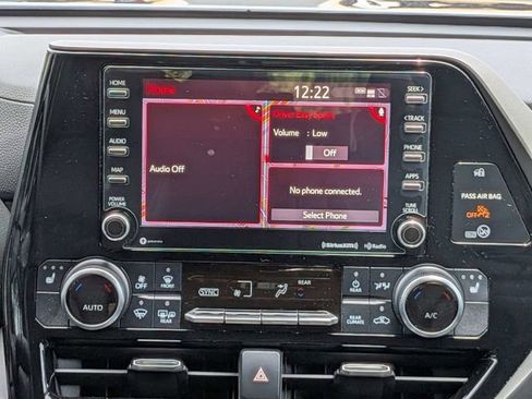 Used 2020 Toyota Highlander XLE FWD image 17