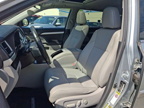 Used 2017 Toyota Highlander XLE w/ Protection Package #3 AWD/4WD image 16