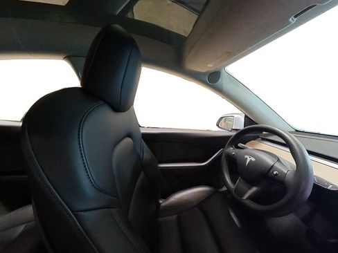 Used 2022 Tesla Model Y Long Range image 42