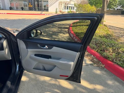 Used 2019 Kia Forte LXS FWD image 11