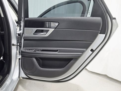 Used 2016 Jaguar XF Premium image 34