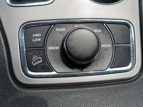 Used 2020 Jeep Grand Cherokee Laredo AWD/4WD image 27