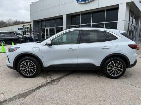 Used 2025 Ford Escape SE w/ PHEV Premium Package FWD image 4