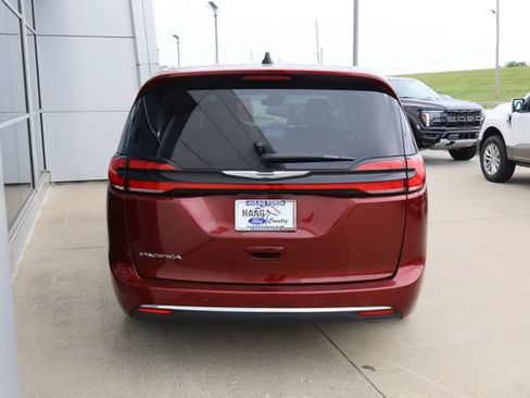 Used 2023 Chrysler Pacifica Touring-L FWD image 4