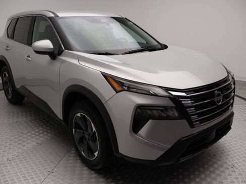Used 2025 Nissan Rogue SV FWD image 6