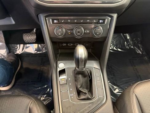Used 2018 Volkswagen Tiguan SE w/ Panoramic Sunroof Package image 15