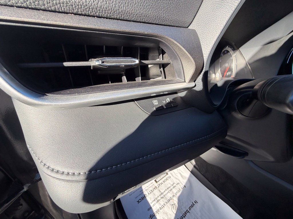 Used 2021 Toyota Highlander LE AWD/4WD image 17
