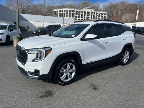 Used 2023 GMC Terrain SLE w/ Driver Convenience Package image 9