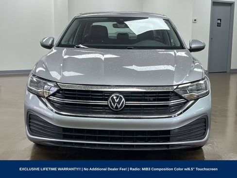 Used 2024 Volkswagen Jetta SE FWD image 2