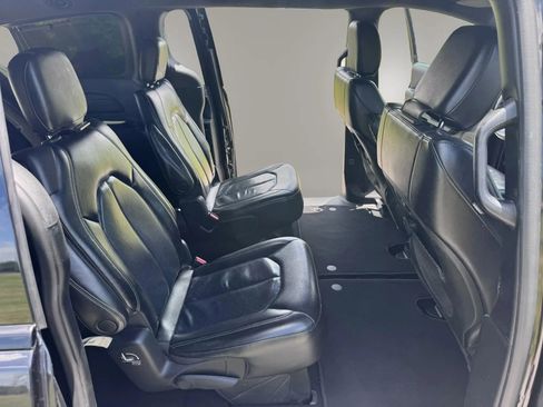 Used 2022 Chrysler Pacifica Touring-L w/ S Appearance Package FWD image 13