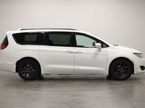 Used 2018 Chrysler Pacifica Touring-L Plus w/ Advanced Safetytec Group FWD image 9
