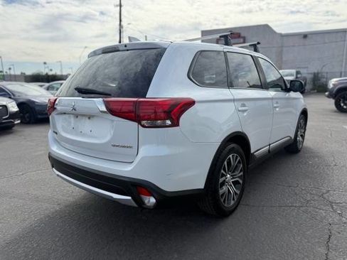 Used 2017 Mitsubishi Outlander ES image 3