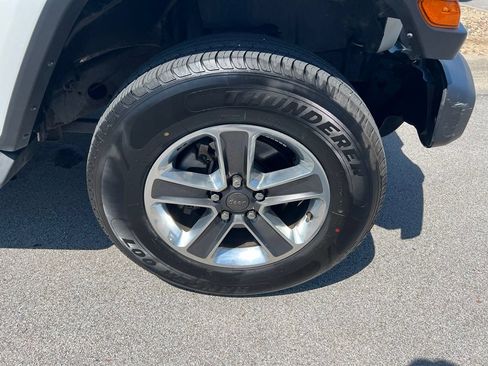 Used 2019 Jeep Wrangler Unlimited Sahara AWD/4WD image 12