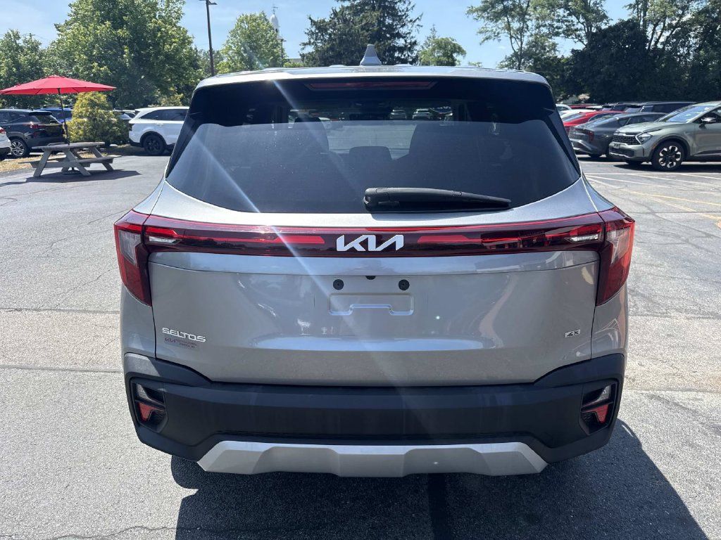 Used 2024 Kia Seltos LX AWD/4WD image 4