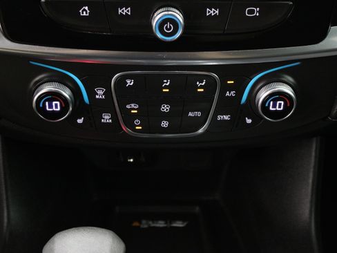 Used 2022 Chevrolet Traverse LT FWD image 20