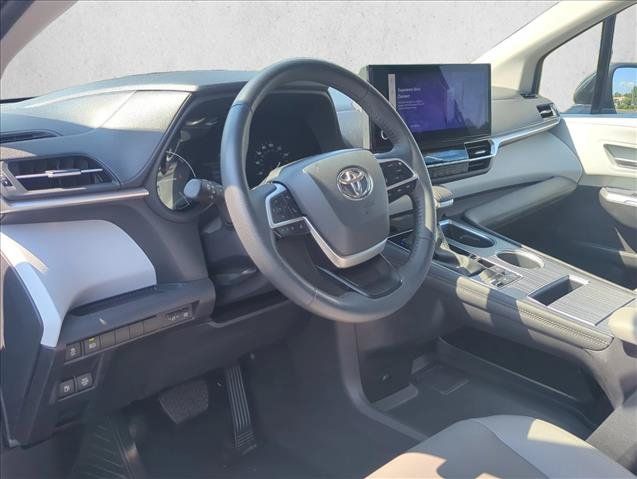 Used 2025 Toyota Sienna XLE FWD image 9