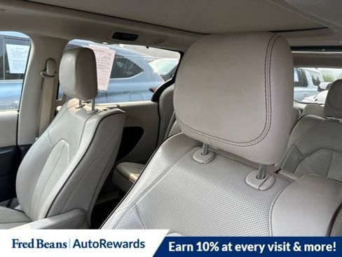 Used 2018 Chrysler Pacifica Limited w/ Tire & Wheel Group FWD image 7