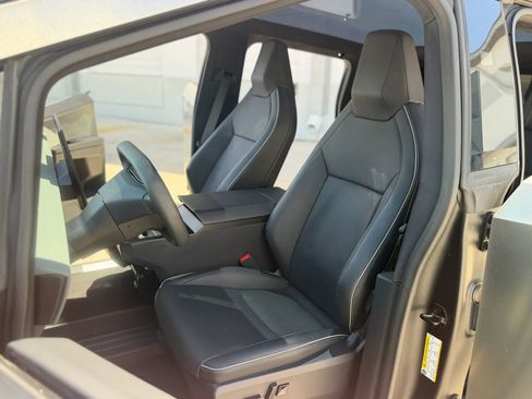 Used 2024 Tesla Cybertruck AWD Crew Cab image 18