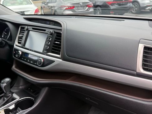 Used 2017 Toyota Highlander XLE image 19