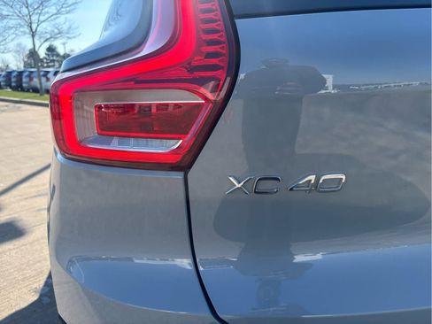 Used 2025 Volvo XC40 B5 Plus AWD/4WD image 9