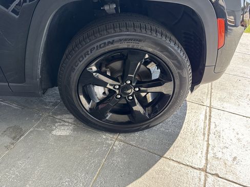 Used 2023 Jeep Grand Cherokee Limited w/ Black Appearance Package image 12