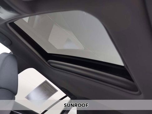 Used 2022 Toyota RAV4 XLE w/ Convenience Package image 3