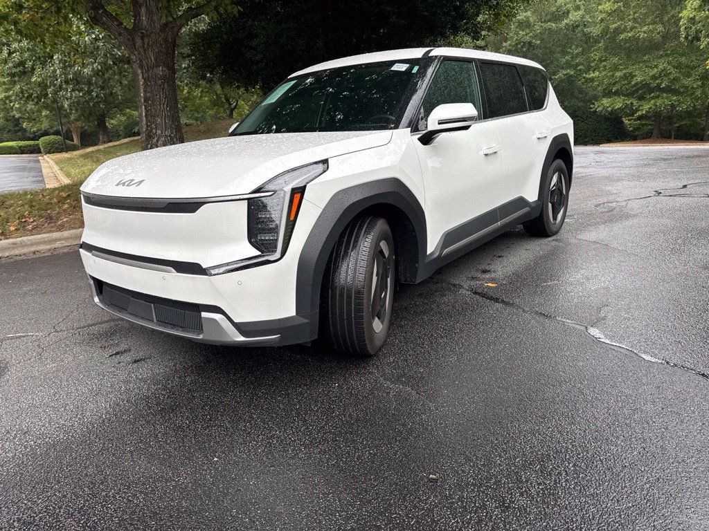Used 2024 Kia EV9 Light Long Range RWD image 3