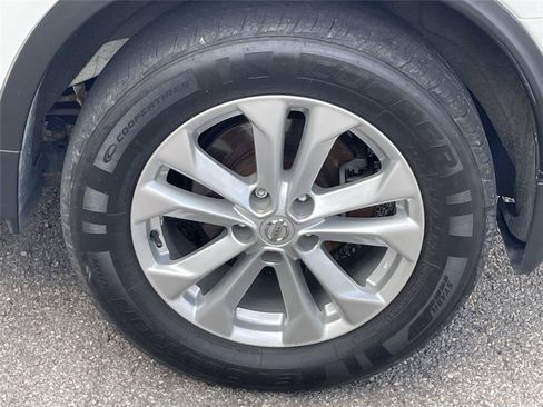 Used 2016 Nissan Rogue SV w/ SV Premium Package AWD/4WD image 11