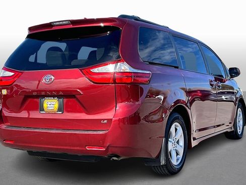 Used 2018 Toyota Sienna LE image 2