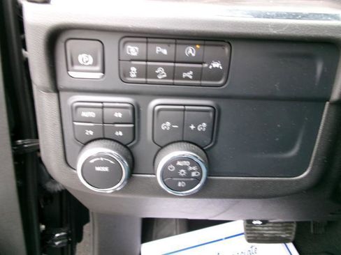 Used 2025 Chevrolet Suburban Z71 AWD/4WD image 16