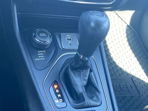 Used 2020 Jeep Cherokee Latitude Plus w/ Comfort/Convenience Group AWD/4WD image 20