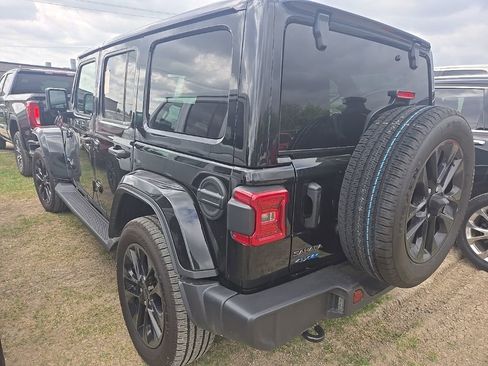 Used 2025 Jeep Wrangler Unlimited Sahara image 2