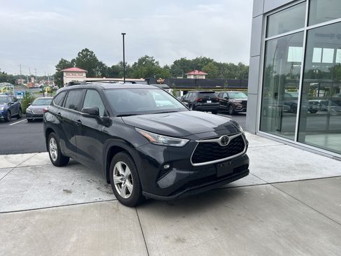 Used 2023 Toyota Highlander LE FWD image 2
