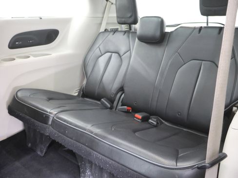 Used 2019 Chrysler Pacifica Limited w/ Tire & Wheel Group image 10